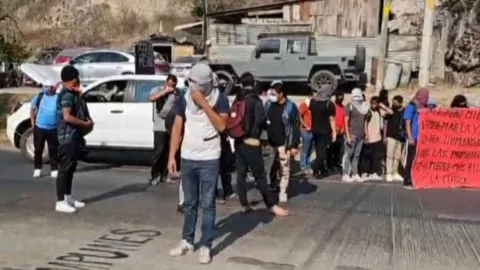 Normalistas bloquean la autopista del Sol en dirección Acapulco por exigir justicia