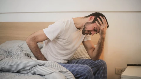 Persona con malestar en cabeza y estómago.