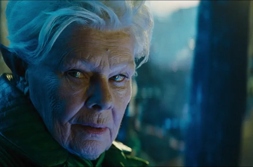 La fuerza policiaca es liderada por Judy Dench, una actriz autentica que deja huella en cada uno de sus trabajos.