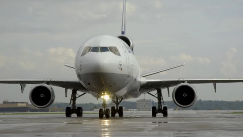 Se inundan salas de espera del AICM