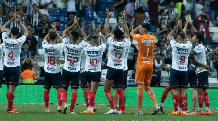 Jugadores de Monterrey celebrando su triunfo ante Pumas.jpg