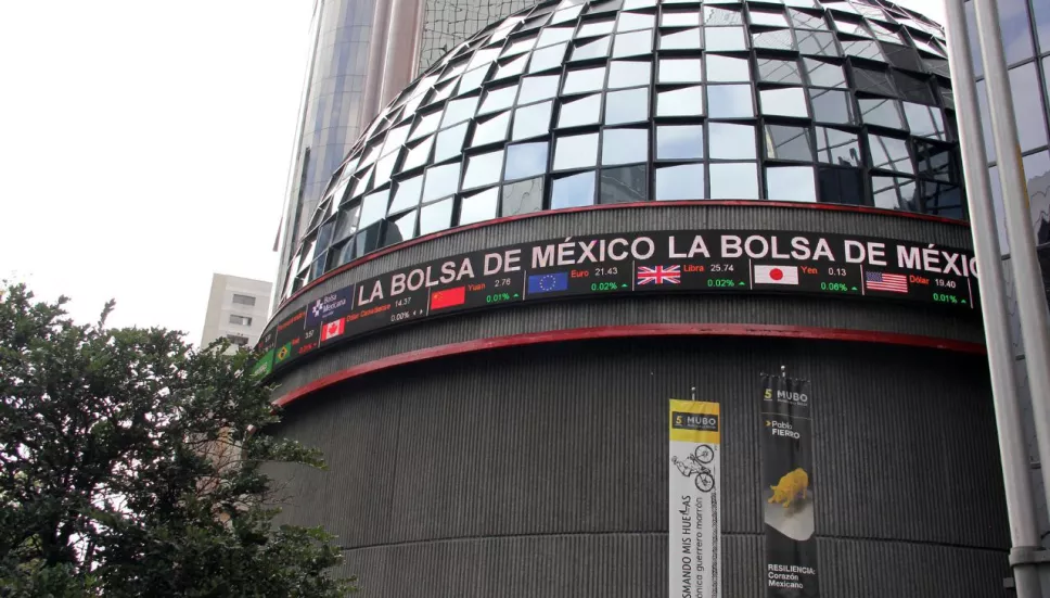 Trabajador cae de cúpula de Bolsa Mexicana de Valores