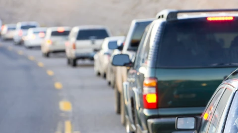 Fila de autos en pleno atasco de tr&aacute;fico en Estados Unidos