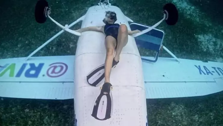 ¡El mejor spot fotográfico! Mujer se toma fotos en la avioneta que cayó en Cozumel | FOTOS