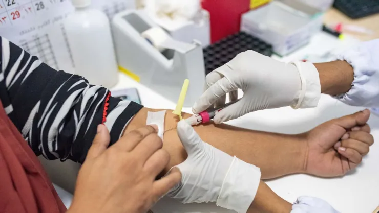¿Qué es el análisis de sangre p-tau217? La prueba que podría identificar el riesgo de alzhéimer de manera temprana