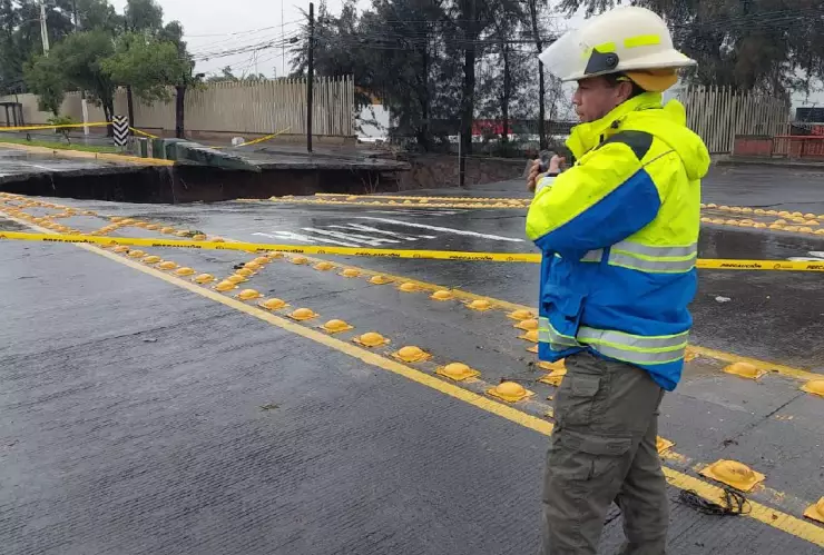 Aparece enorme socavón en Jalisco; Protección Civil resguarda la zona