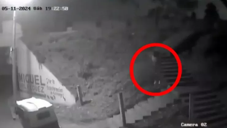 Mujer se lanza de puente