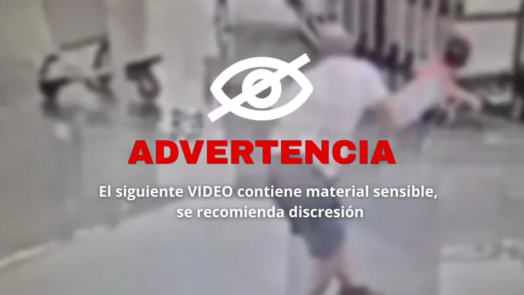 Azotan a niño en el suelo