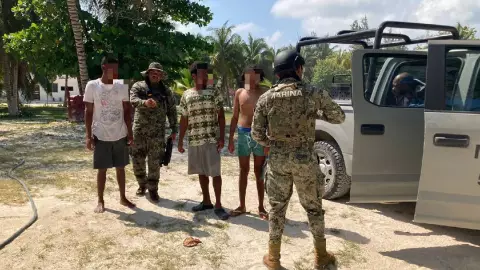 Rescatan a cinco extranjeros en Bacalar; estaban a la deriva en altamar.jpg