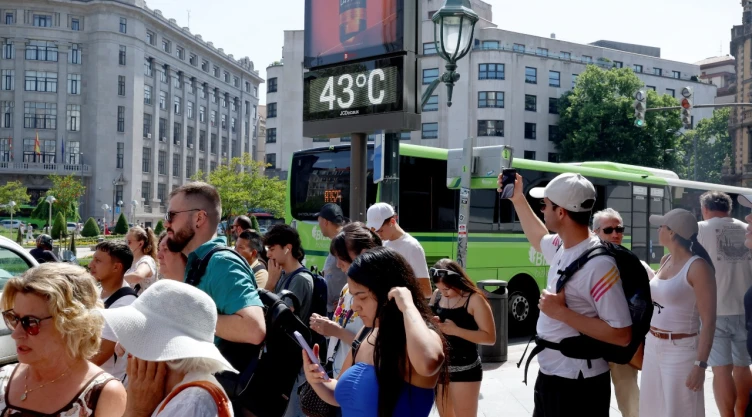 Varias personas se encuentran junto a un panel de temperatura que marca 43 grados Celsius durante una ola de calor primaveral en Bilbao, España, el 27 de mayo de 2026.