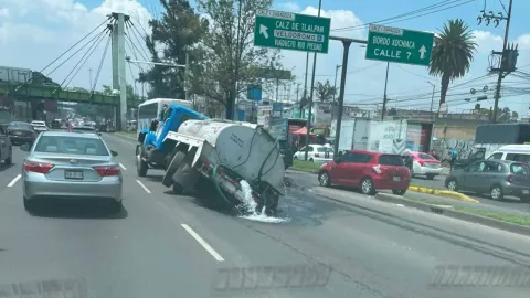 Pipa cae en un socavón sobre la calzada Ignacio Zaragoza