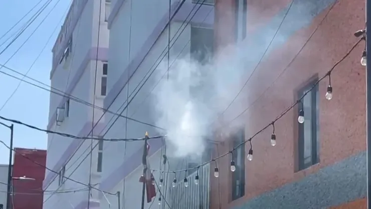 Incendio de cables de alta tensión en la colonia Obrera moviliza vecinos en la Cuauhtémoc; hay un tanque de gas en el techo