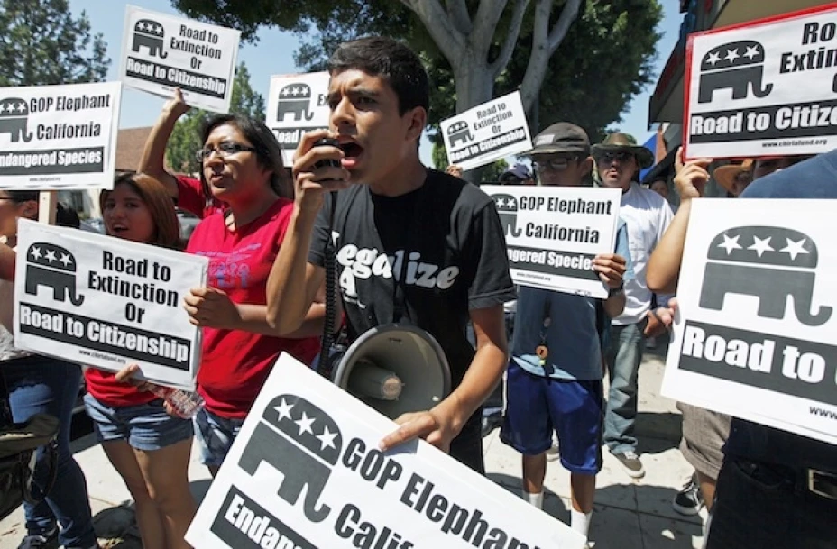 Los activistas criticaron que en la Cámara de Representantes se plantee excluir de la regularización a los padres de menores nacidos o traídos de niños a este país