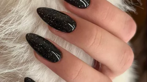 4 colores que se ven mejor en las u&ntilde;as largas y con brillos: puedes usar acr&iacute;lico