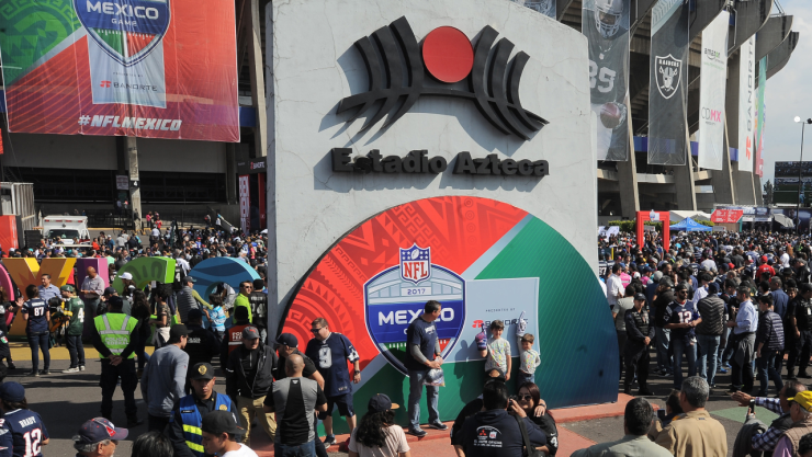 NFL en México: Acción durante el partido de futbol americano Oakland Raiders vs New England Patriots, correspondiente a la Jornada 11 de la NFL en el Estadio Azteca.