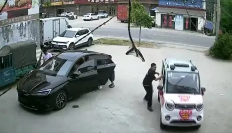nina-heroina-salva-hermanita-de-atropellada-por-scooter-en-china-video-scooter-fiuera