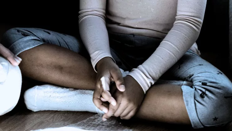 Niña es amarrada a silla por su papá