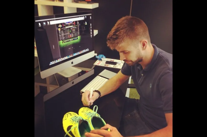 Pique firmando botines.jpg