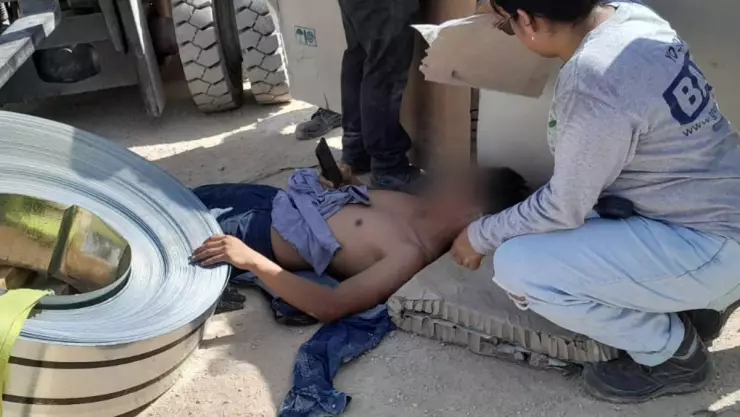 Trabajador fuertemente lesionado tras caerle encima un rollo de metal en Kanasín