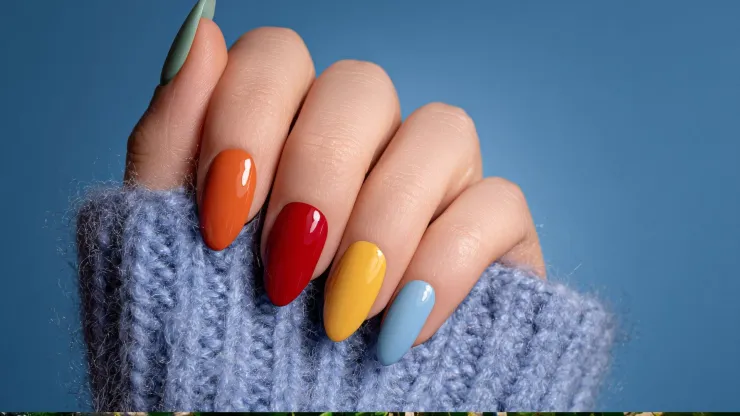 No todo son los colores: también importa cuidar el esmalte e hidratar para que las manos luzcan bien.