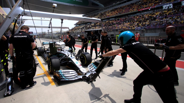 FOTO DE ARCHIVO. Lewis Hamilton participa en los ensayos del Gran Premio de China de Formula 1, en Shanghái.