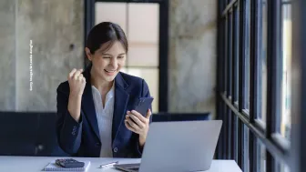 Tiene mucho éxito, puede fingir ser algo, ser alguien sin saber nada.