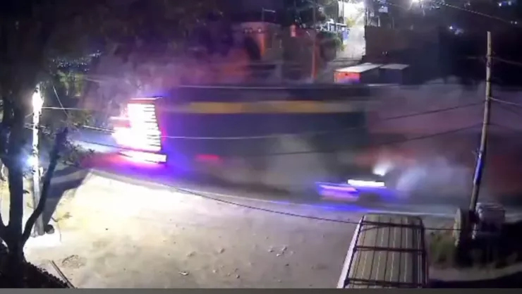 Volcadura de tráiler en Naucalpan: accidente en la carretera Naucalpan-Toluca provoca cierre prolongado