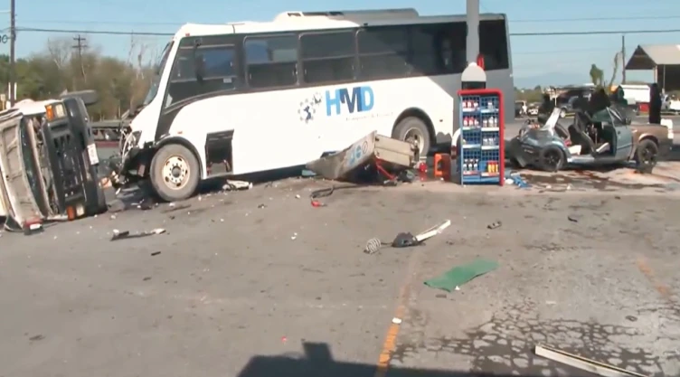 VIDEO: Fuerte accidente en Ciénega de Flores, NL; camión destroza autos, gasolinera y deja varios heridos