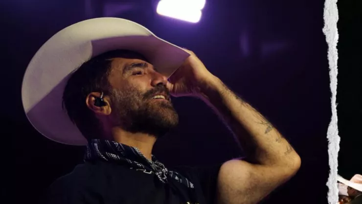 Alejandro Fernández reacciona al beso de su madre Cuquita y otro hombre