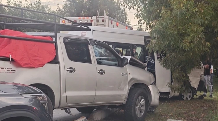 Accidente-en-Puebla-deja-16-lesionados-tras-choque-de-una-combi-contra-una-camioneta.webp