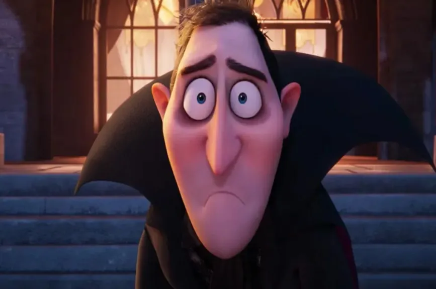 Drácula en Hotel Transylvania es una versión más suave, amable y sobreprotectora de la figura clásica del vampiro.
