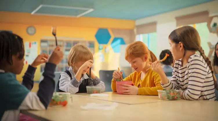niños tienen el horario de almuerzo en su escuela
