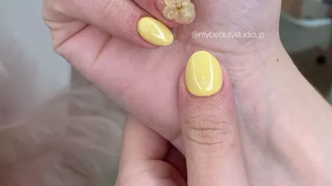 El color mantequilla es perfecto para llevar en las uñas o accesorios