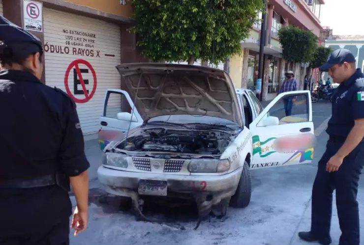Se incendia taxi en zona centro de Celaya por falla mecánica.
