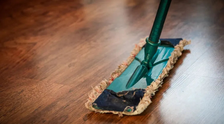 ¿Cuál es el mejor método para limpiar un piso de madera? Lo recomiendan expertos