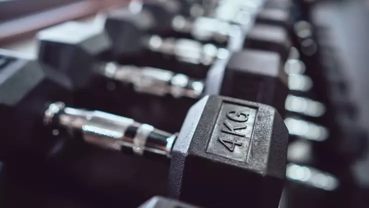 Le arranca el dedo a mujer en gimnasio