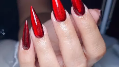 Te enamorarás de estos 9 diseños de uñas con efecto ojo de gato color rojo