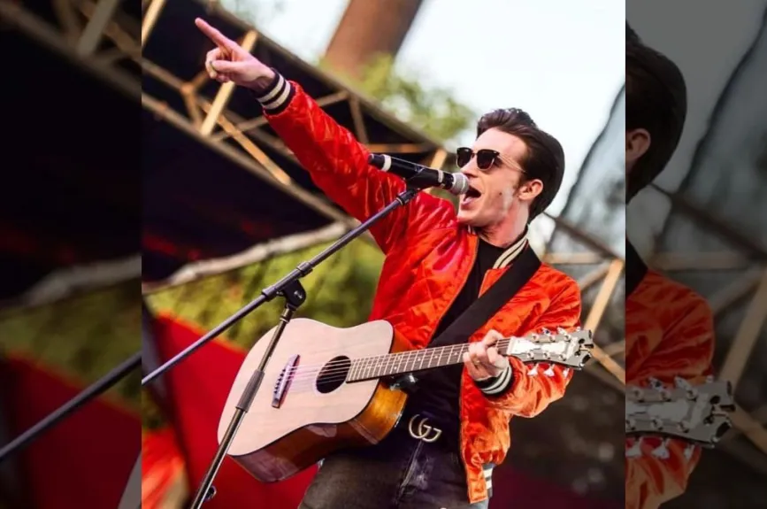 Drake Bell con lentes.jpg