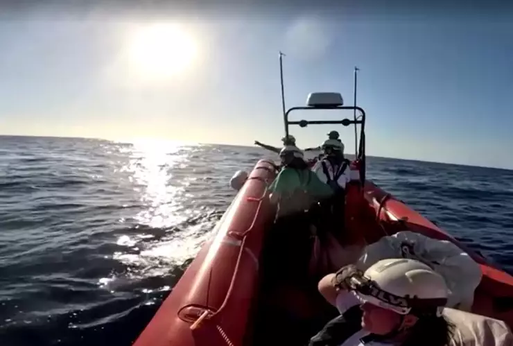 autoridades italianas acuden al rescate de personas migrantes tras el naufragio registrado en Italia