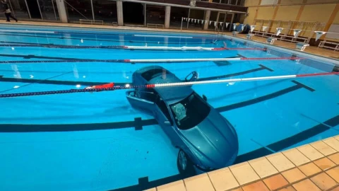 Carro choca contra piscina municipal y termina bajo el agua.png