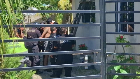 Hombre DISCUTE con su esposa y sube al techo para seguir PELEANDO; así SE LO LLEVÓ la policía.jpg