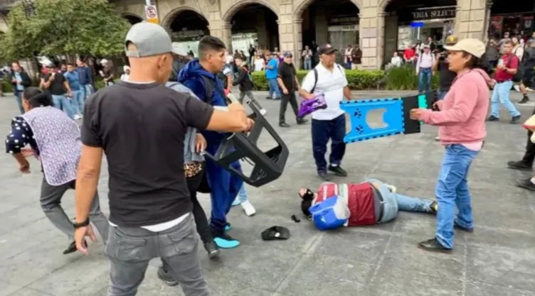 Registran riña entre ambulantes y personal de vía pública en el Zócalo, CDMX