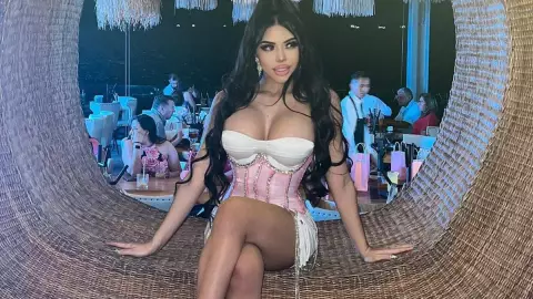 Yeri MUA se realiza su primer tatuaje.