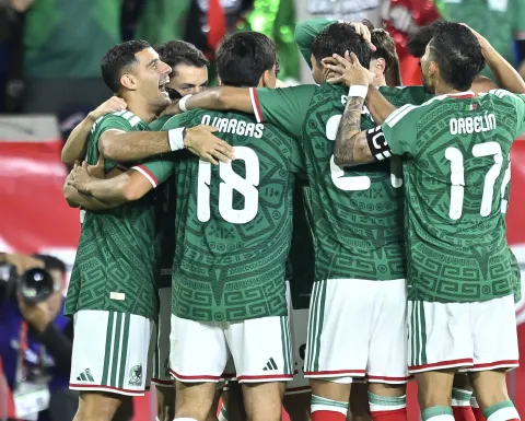 América y Chivas congelaron las negociaciones por él y hoy fue la figura de México ante Perú