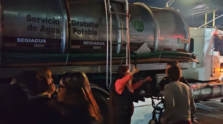 Protesta por desabasto de agua frena la avenida Té en Iztacalco