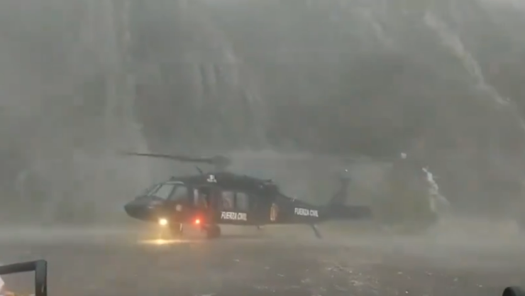 Rescatan en helicóptero a familia atrapada por las corrientes y lluvias en La Huasteca