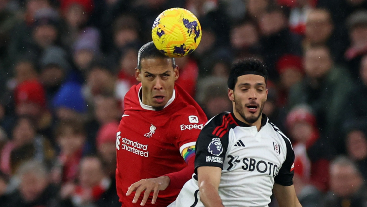 Raúl Jiménez ante el Liverpool