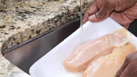 La UNAM revela si el pollo se debe lavar antes de cocinarlo