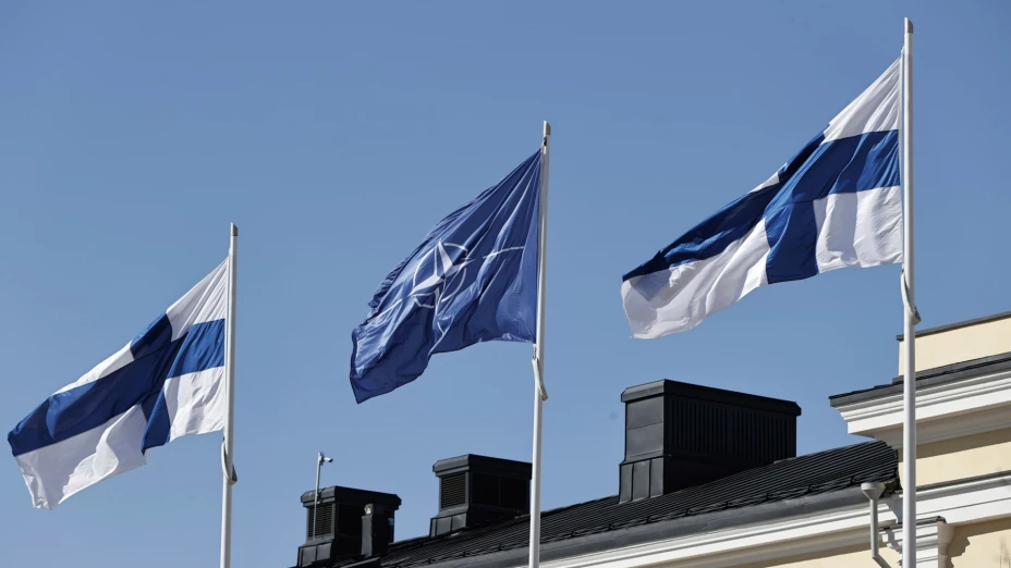 Banderas de Finlandia y la OTAN en Helsinki.