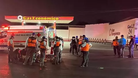 Mujer atropella oficial en Monterrey